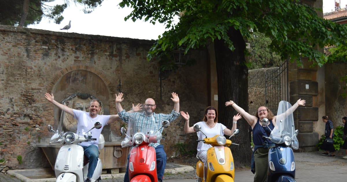 Rome: Vespa tour “When in Rome” with Dessert and Photography