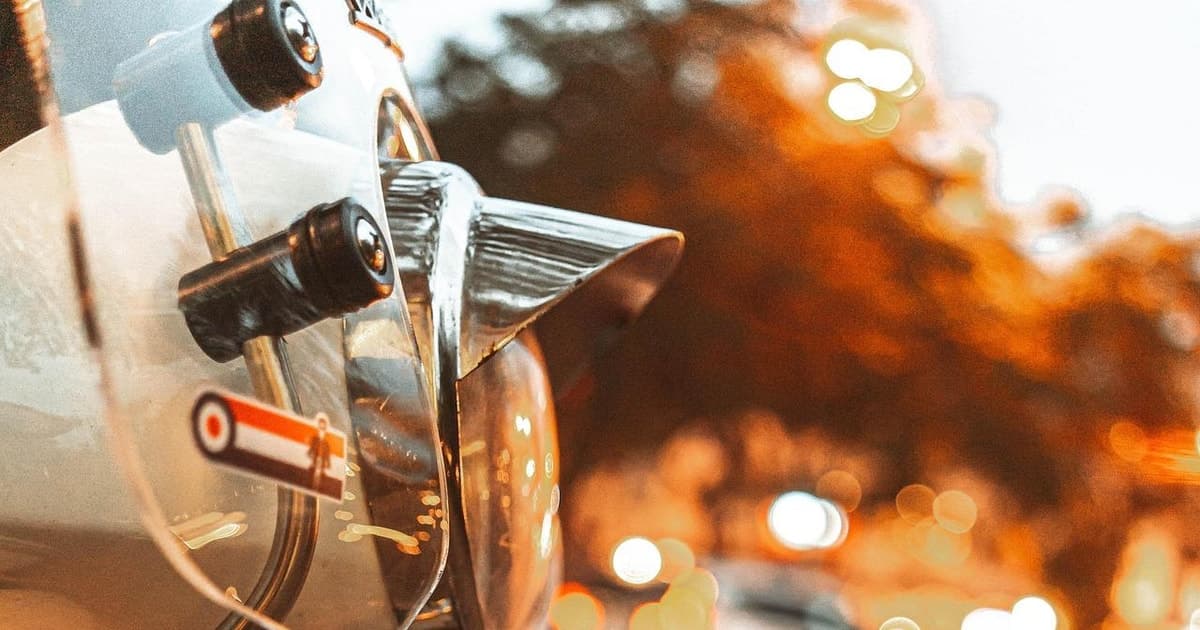 Florence: Guided Vespa Tour with the Iconic Wine Window