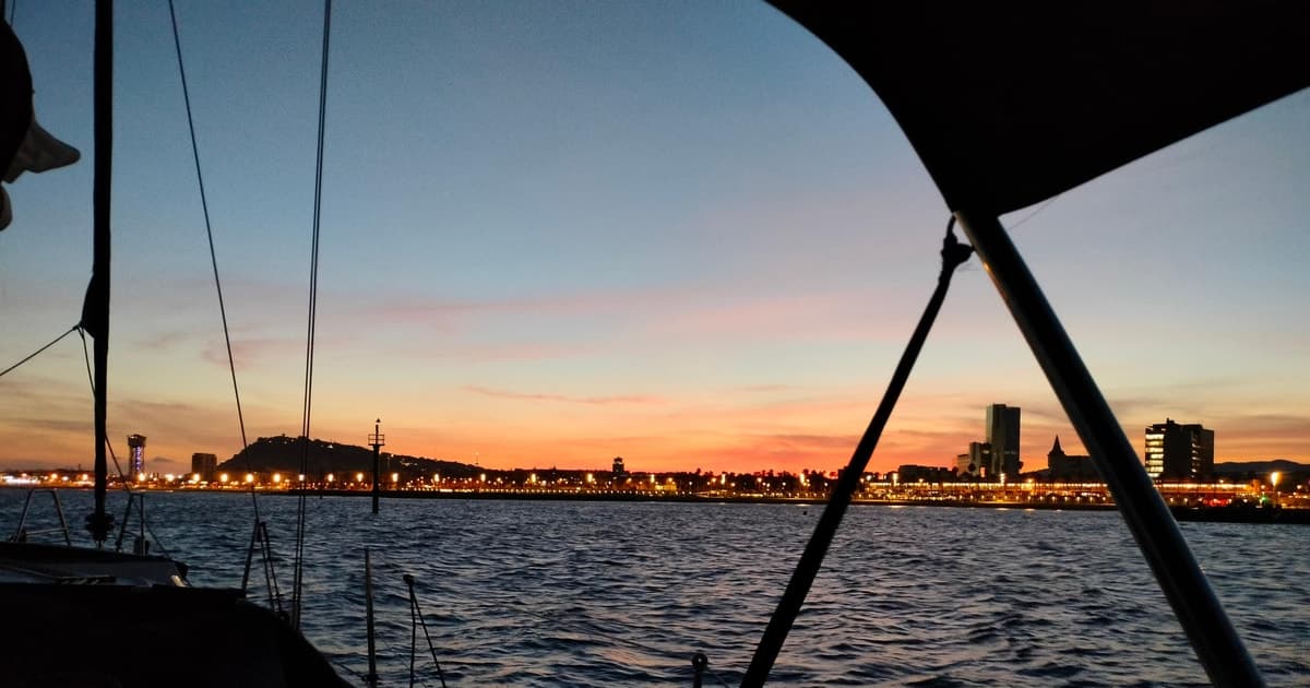 Barcelona: paseo en barco al atardecer con refrigerios y bebidas