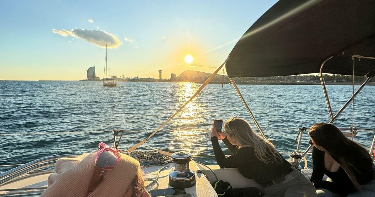 Barcelona: paseo en barco al atardecer con vistas espectaculares