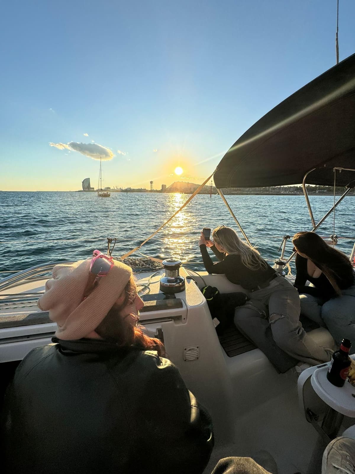 Barcelona: paseo en barco al atardecer con vistas espectaculares