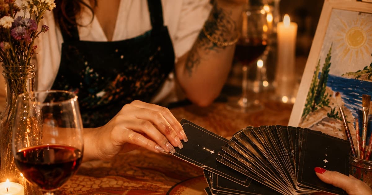 Barcelona: experiencia mística de pintura con tarot + barra libre de vino