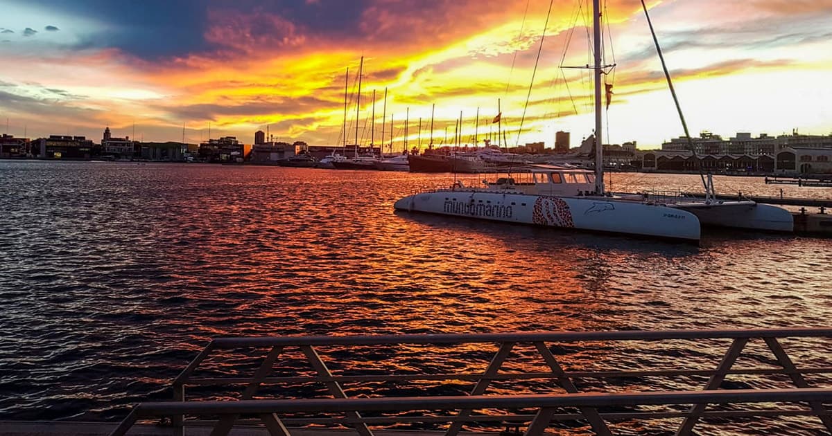 Valencia: crucero en catamarán con opción de puesta de sol y DJ.