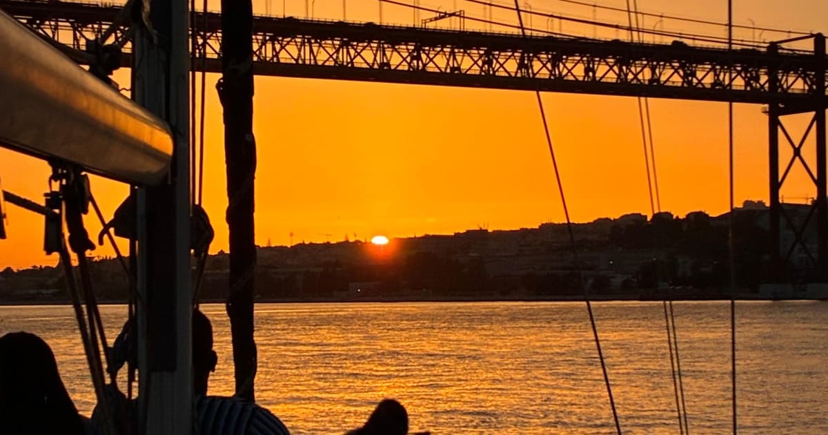 Sunset aboard a sailing boat in Lisbon!