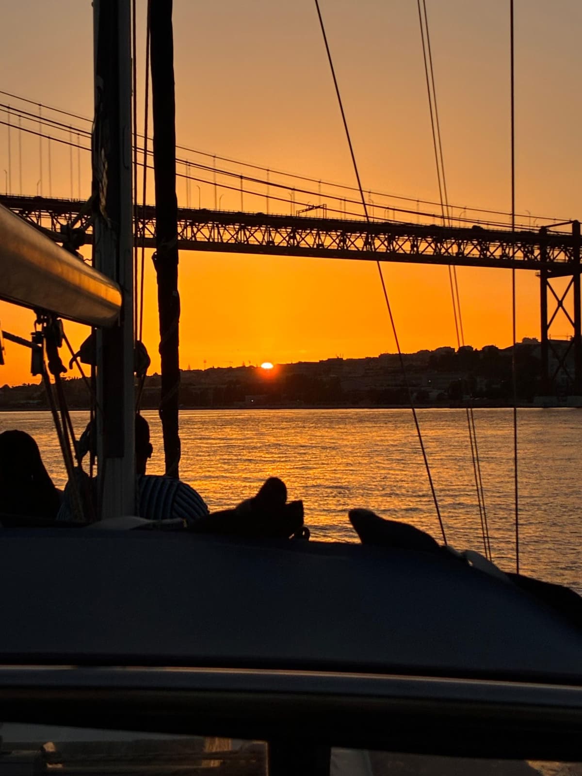 Sunset aboard a sailing boat in Lisbon!