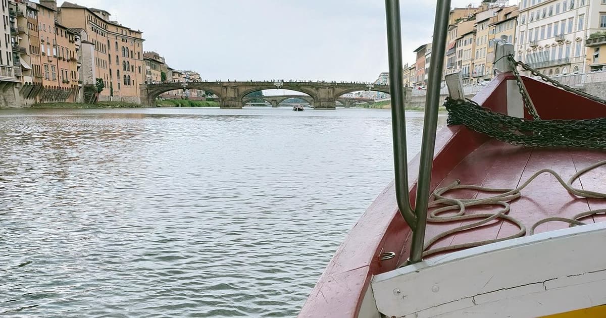 Florence: Private Arno River Boat Tour with Wine