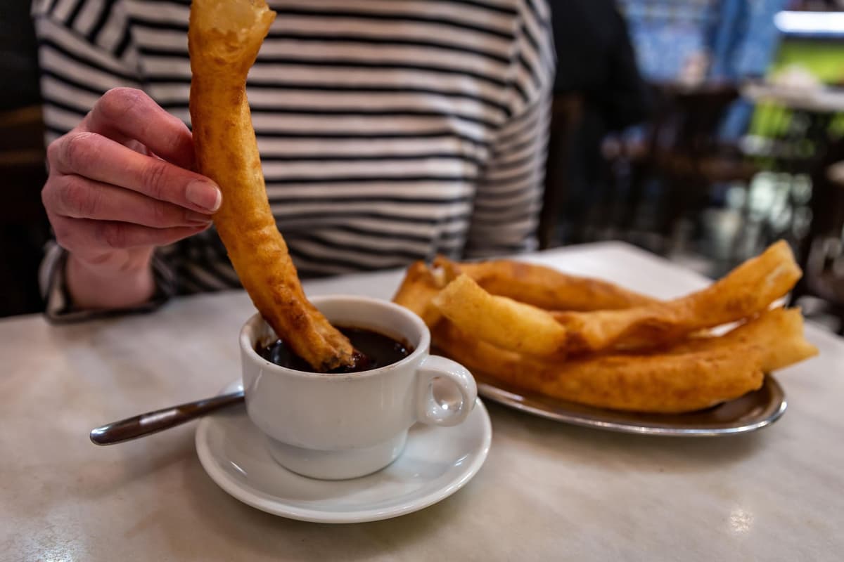 Sevilla: tour gastronómico con 10 degustaciones de tapas, jamón y churros