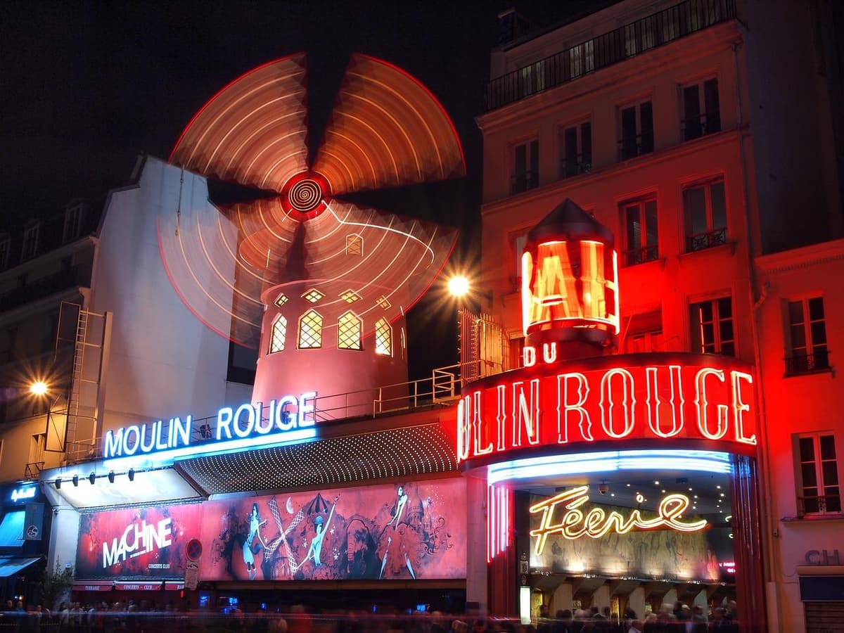 Paris: Evening Sightseeing Tour and Moulin Rouge Show