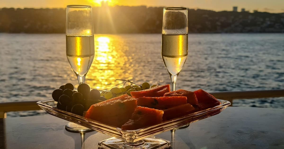 Estambul: paseo en barco por el Bósforo al atardecer y de día, bebidas y refrigerio