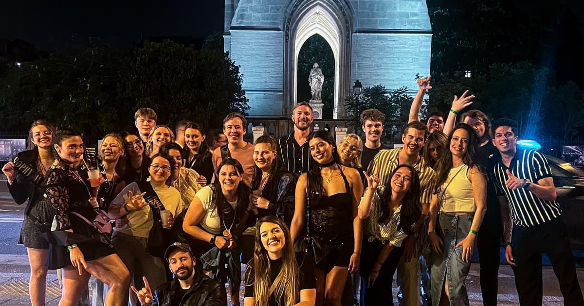 Paris: City Center Guided Pub Crawl with Shots & Club Entry