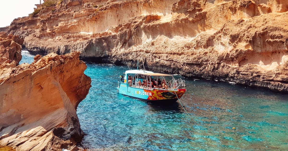 Mallorca: paseo en barco por cuevas, acantilados y calas