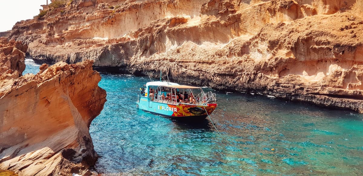 Mallorca: paseo en barco por cuevas, acantilados y calas