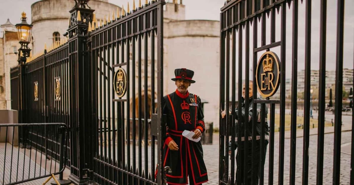 Private Tower of London Tour: Early Crown Jewels Access