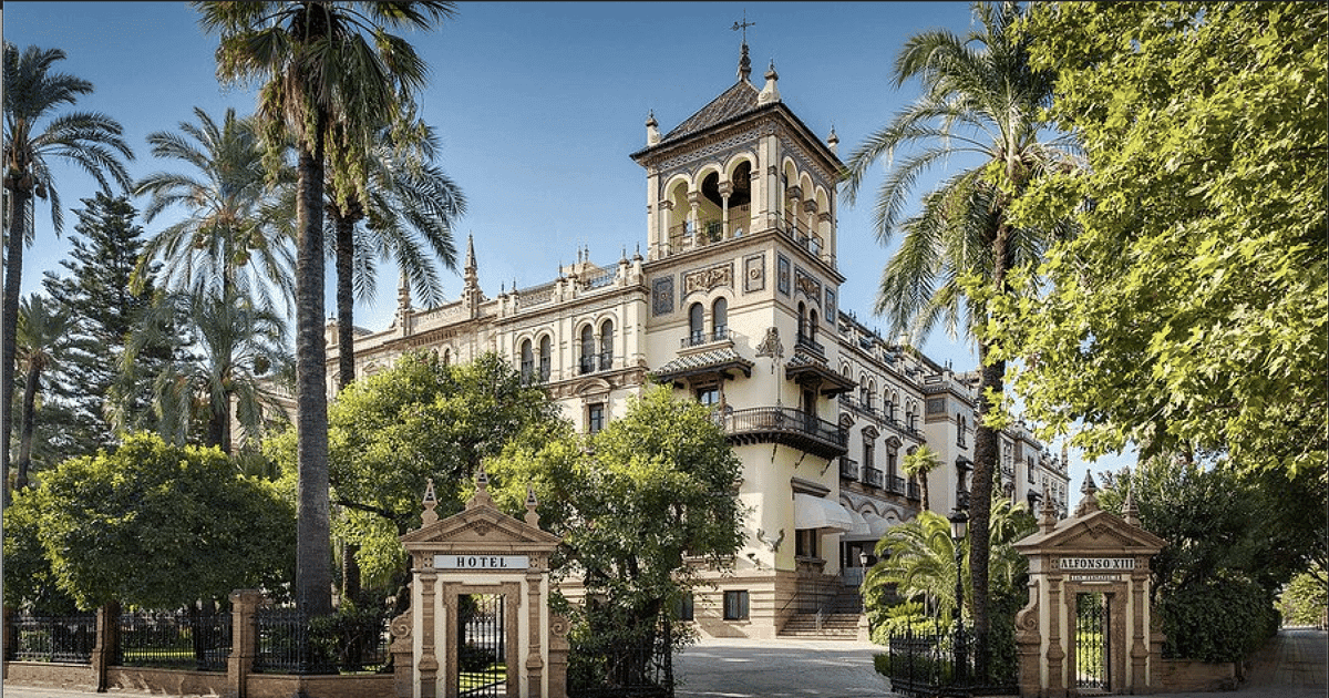 Seville: Guided Walking Tour with Plaza de España Visit