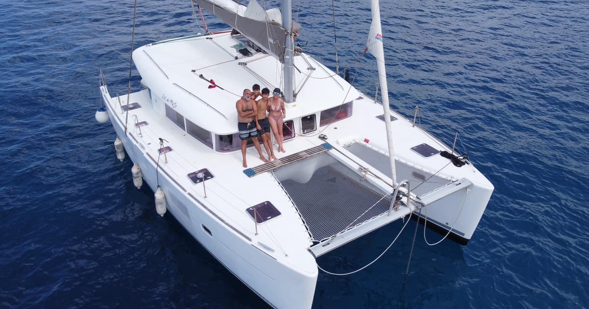 Valencia: Catamarán exclusivo (máx. 12), picoteo a bordo y baño – 3h