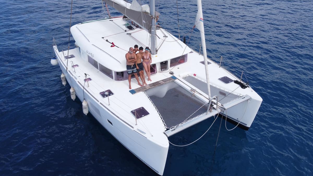 Valencia: Catamarán exclusivo (máx. 10), paella a bordo y baño – 3h