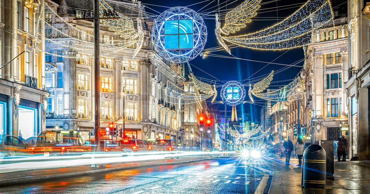 London: Christmas Lights Tour (Bus) + Return Uber Boat