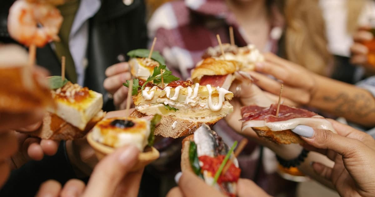 Barcelona: El Born Food Walking Tour with Tapas and Drinks