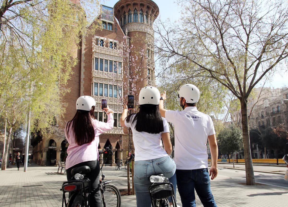 Barcelona: Tapas Tasting Tour by Regular Bike or E-Bike