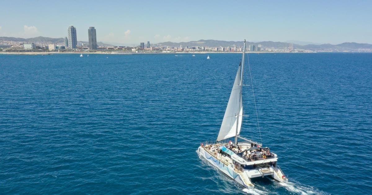 Barcelona: Sunset Catamaran Cruise with DJ