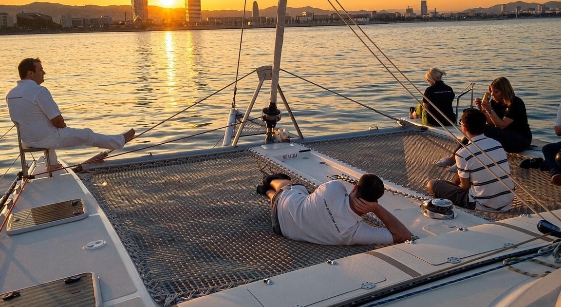 Catamarán al atardecer: tapas, barra libre, música y cena