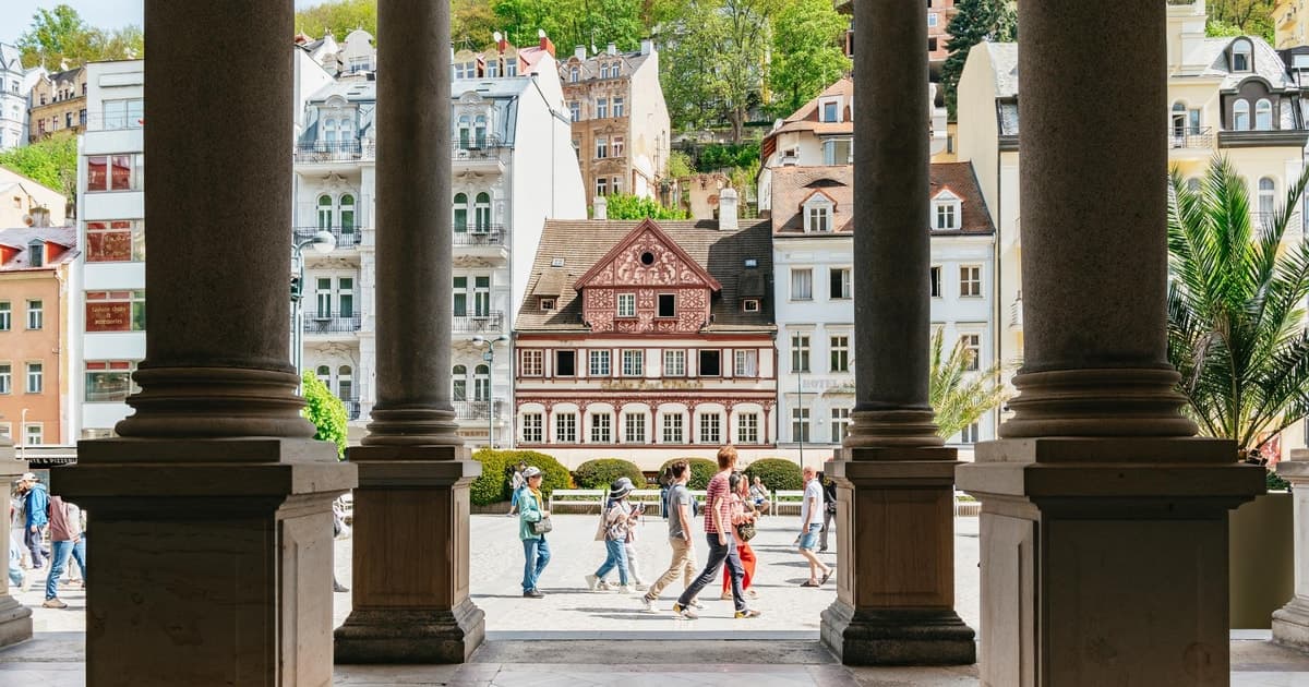 Praga: excursión de un día a Karlovy Vary con torre de vigilancia y funicular