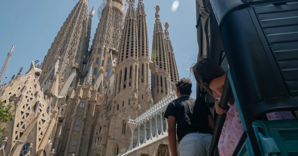 Barcelona: Tuk Tuk Tour and Catamaran Cruise