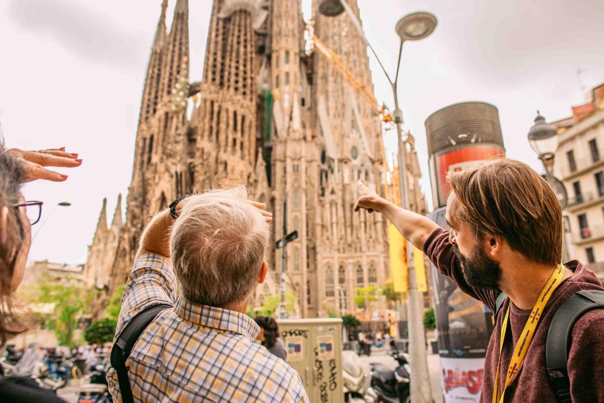 Barcelona: Sagrada Familia and Park Guell Highlights Tour