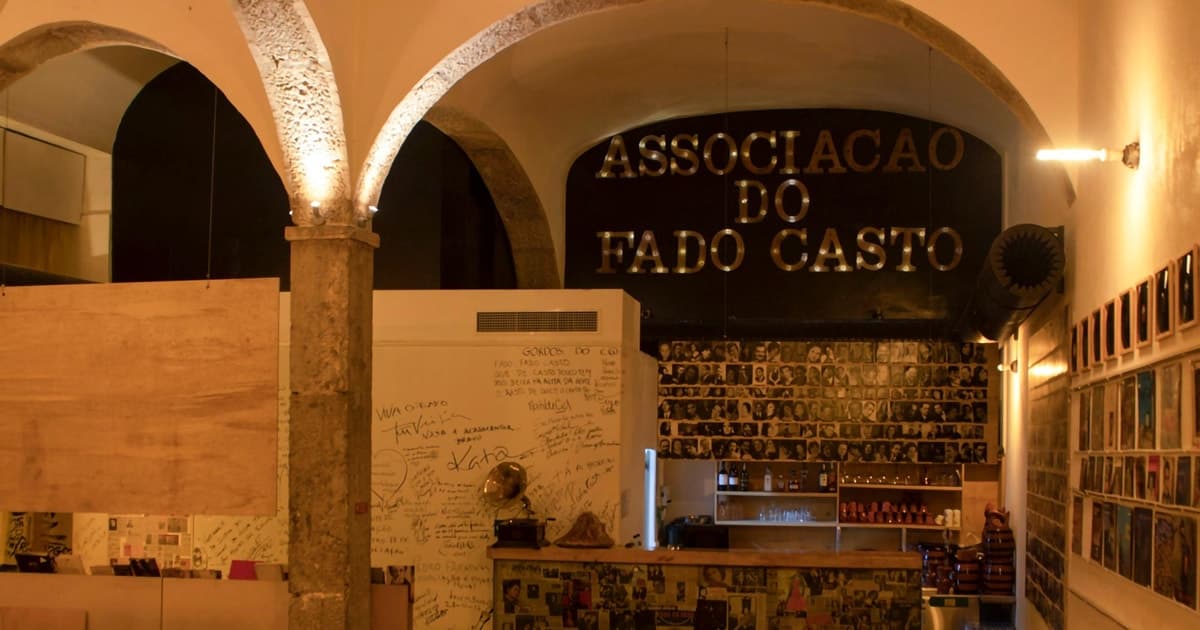 Lisbon: Tapas & Drinks with Fado Live Performance