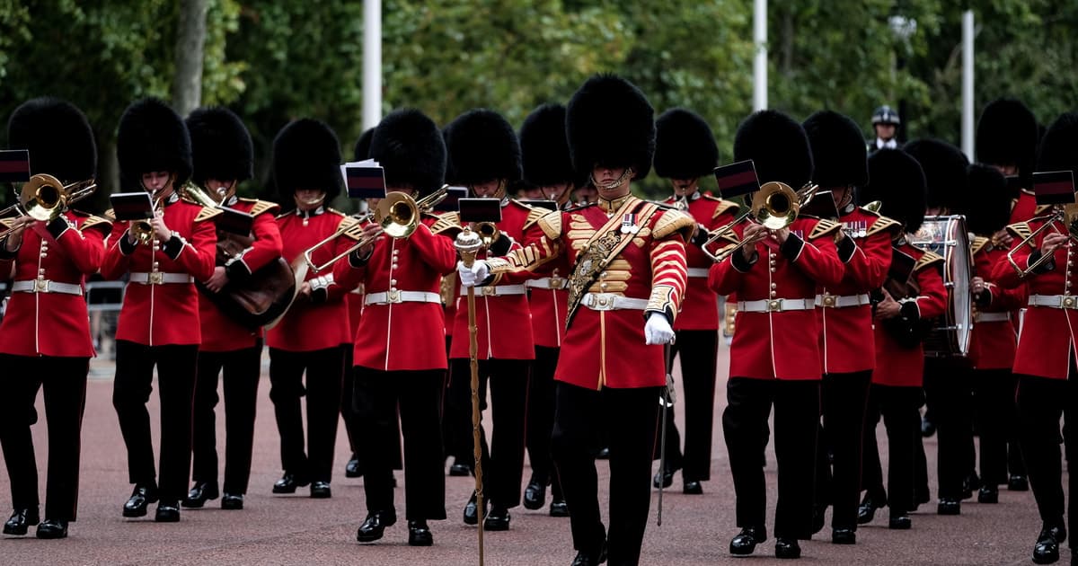 Changing of the Guard at Buckingham Palace Walking Tour