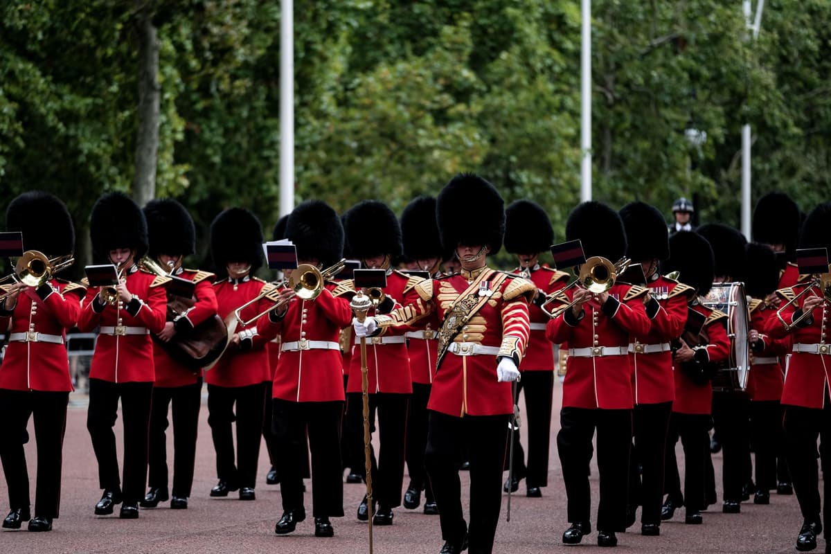 Changing of the Guard at Buckingham Palace Walking Tour