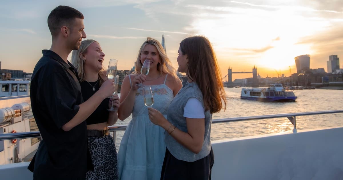 London: River Thames Evening Cruise with Bubbly and Canapés