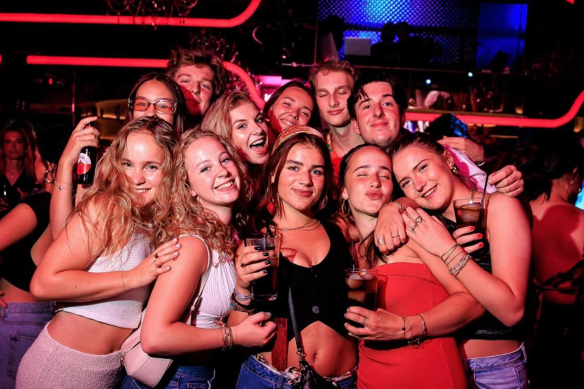 Seville: 3 Bars Pub Crawl + VIP Club Entrance & 3 Free Shots
