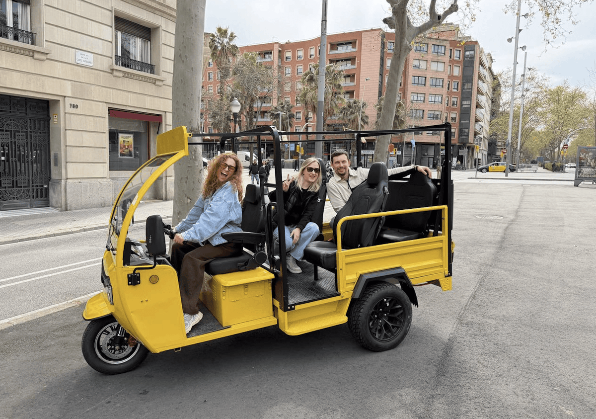 Barcelona: Guided Sightseeing Tuk-Tuk Tour