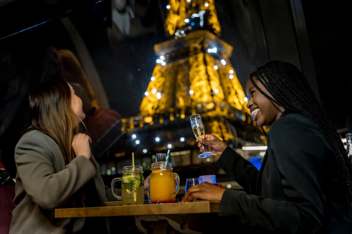 París: paseo en barco con cena, champán y música en vivo por el Sena