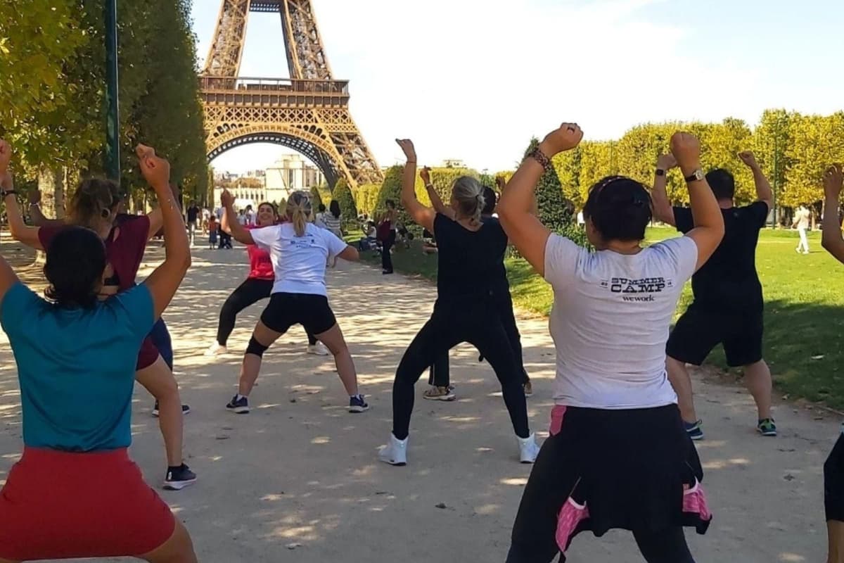 París: clase de zumba al aire libre con vistas a la Torre Eiffel