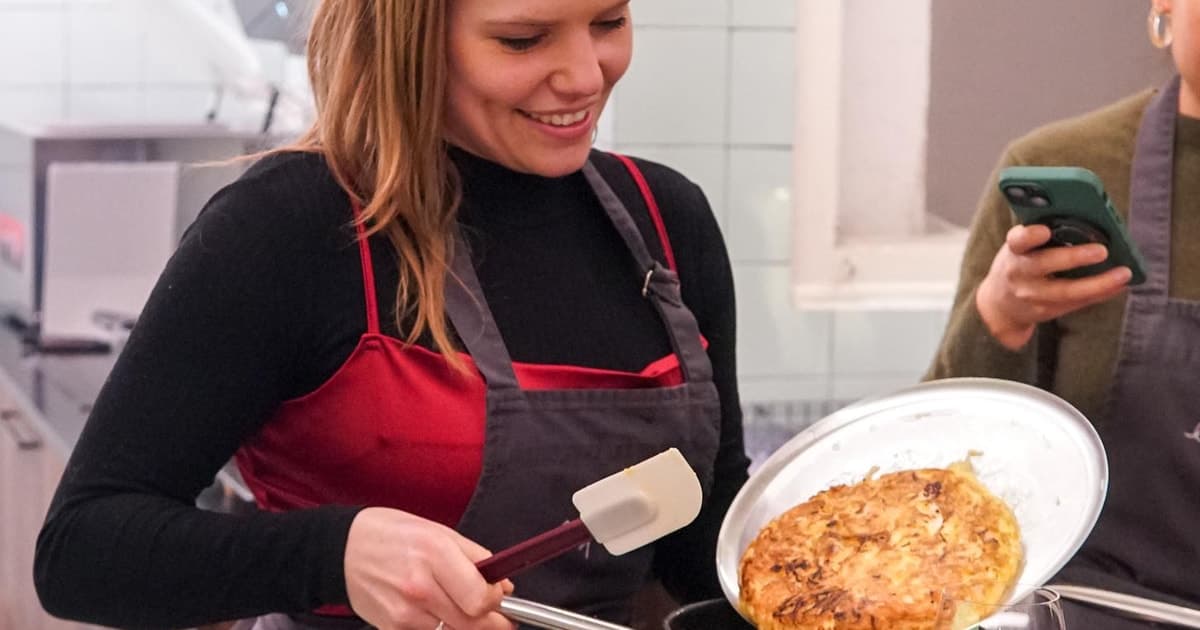 Barcelona: Spanish Omelette Cooking Class & Unlimited Wine