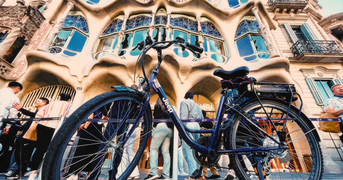 Barcelona, modernismo y Gaudí: tour prémium en bici eléctrica + foto y cata