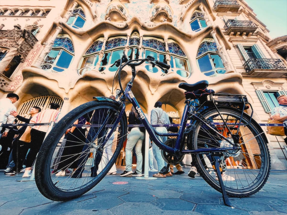 Barcelona Modernism Premium E-Bike Tour + Photo and Tasting