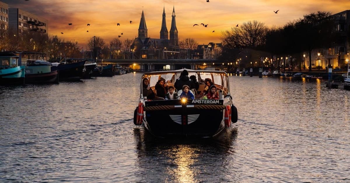 Paseo por el canal de Ámsterdam al atardecer con bebidas opcionales