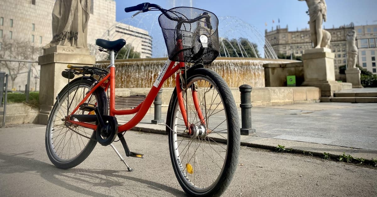 Barcelona: alquiler de bicicletas/bicicletas eléctricas durante todo el día con casco y candado.