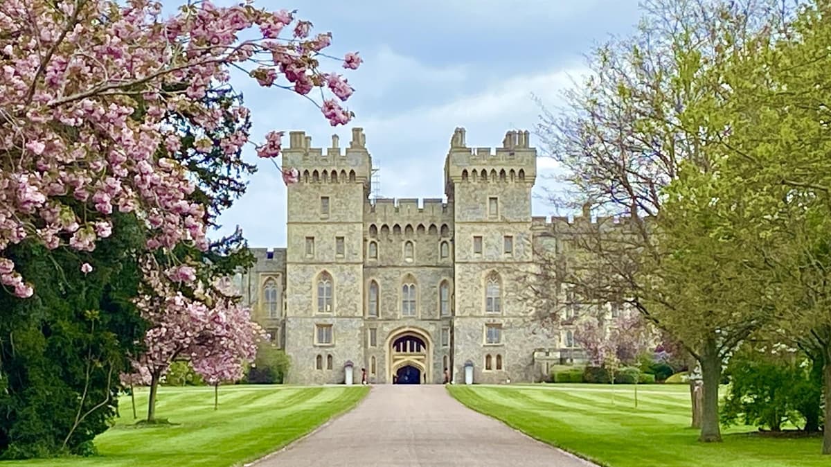 From London: Stonehenge and Windsor Castle Guided Day Trip