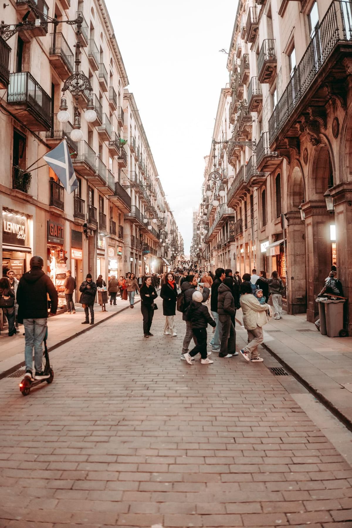 Barcelona : Historical Walking Tour With Coffee & Sangria