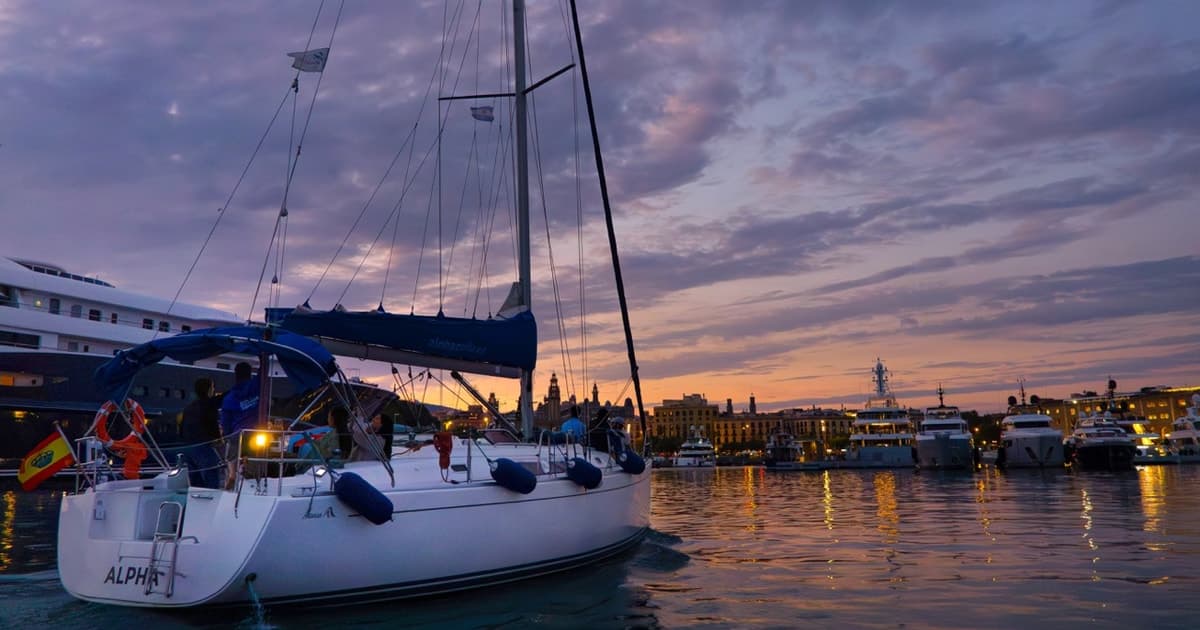 Barcelona: 75 Min Coastline Sailing with Drinks