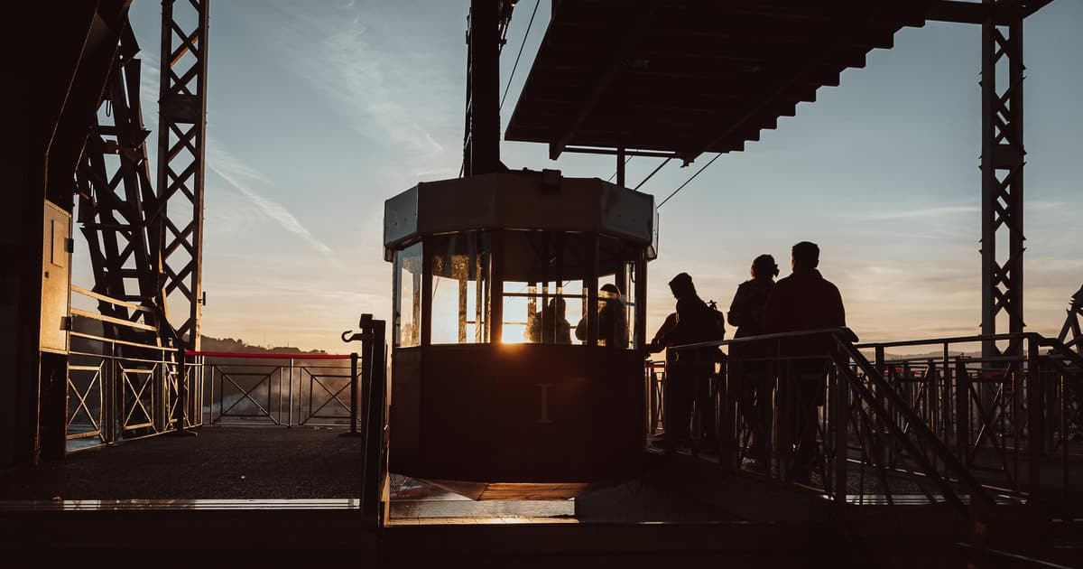 Barcelona: bici eléctrica, teleférico de Montjuic y paseo en barco