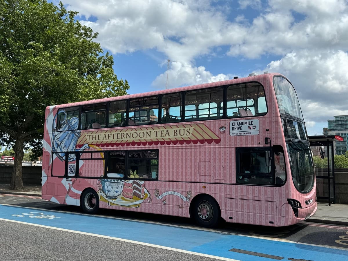 London: Afternoon Tea Bus with a Glass of Prosecco and Cake