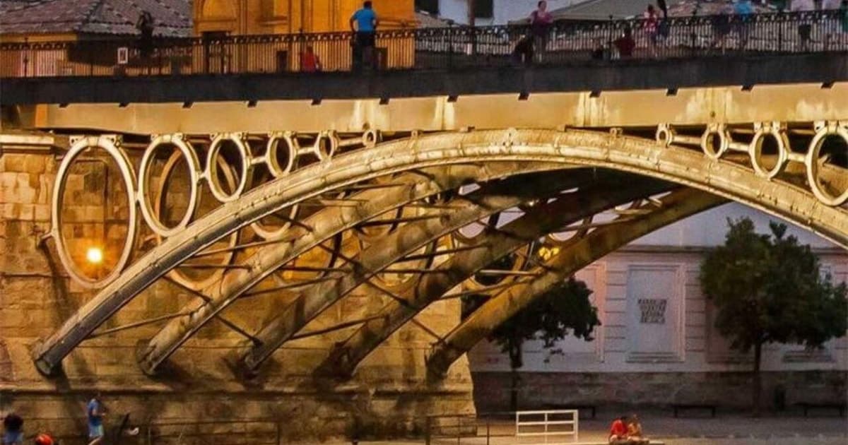 Equilibrio y pasión: Stand Up Paddle en el río histórico de Sevilla