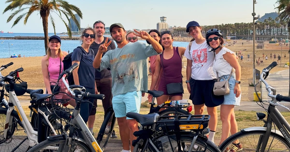 Barcelona: tour en bici por el casco antiguo y la costa (privado y en grupo reducido)