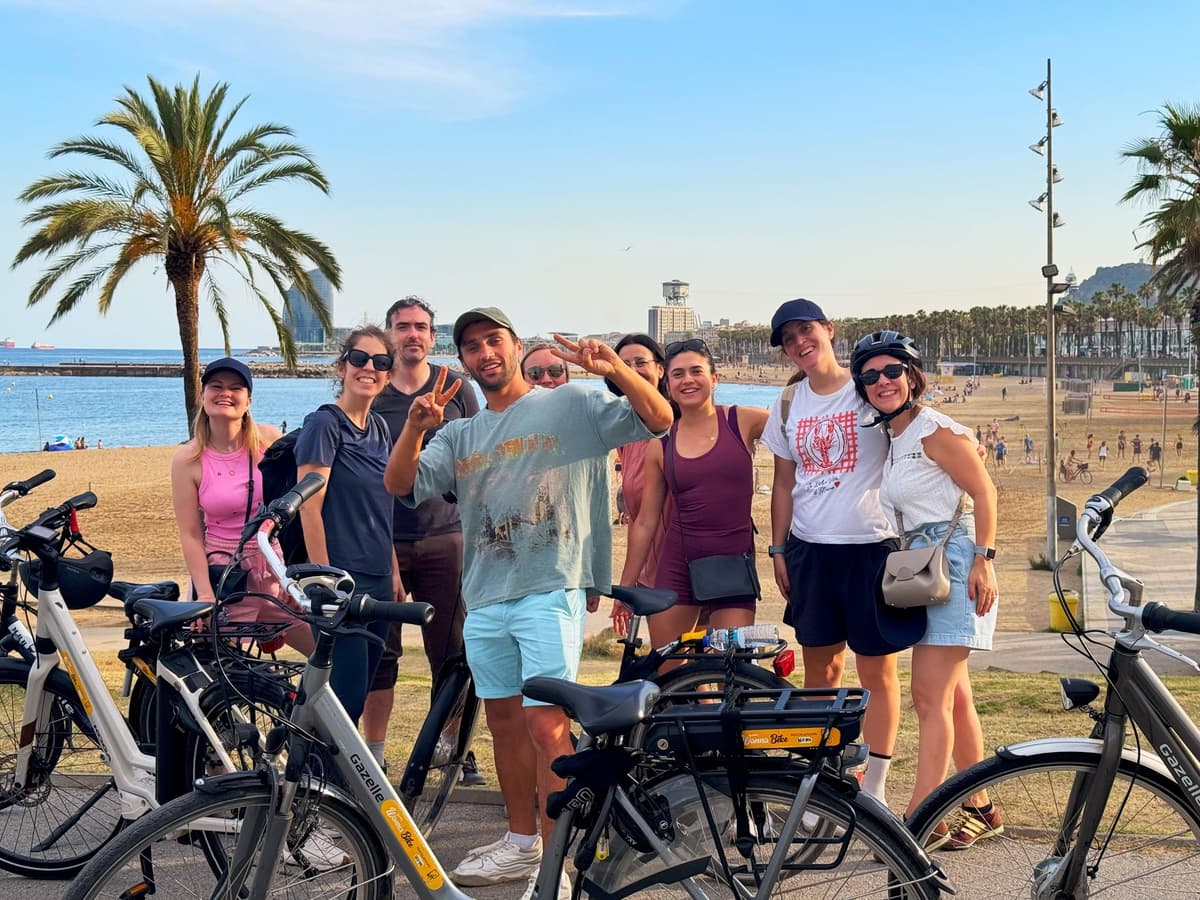 Barcelona: tour en bici por el casco antiguo y la costa (privado y en grupo reducido)