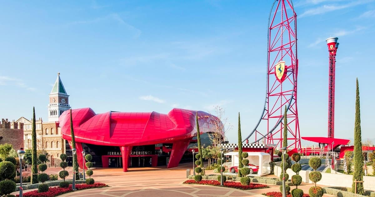 PortAventura y Ferrari Land: Excursión de un día desde Barcelona